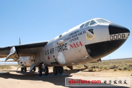 NASA 5-52：上圖是U.S. Air Force/NASA B-52，這是用來為一系列裝有火箭發(fā)動機(jī)的航天器進(jìn)行墜落測試的