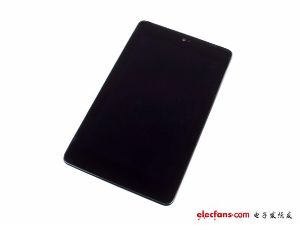 谷歌Nexus 7內(nèi)部主要硬件組成：8 or 16 GB 硬盤；1 GB RAM；四核Tegra 3處理器