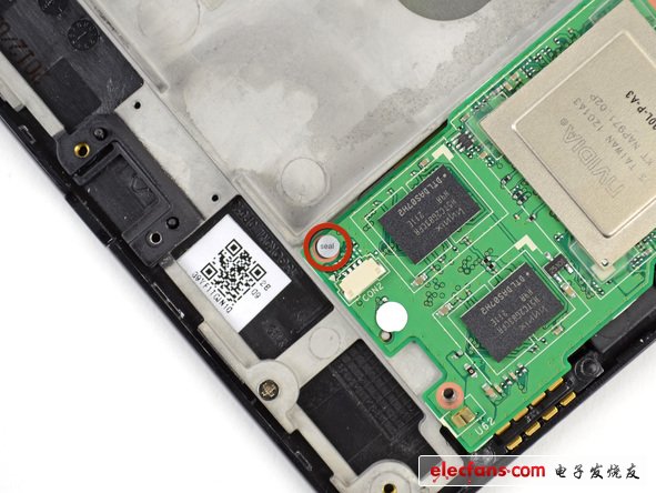 拆下Nexus 7 的主板可以看到，PCB電路板堆放著 1 GB Hynix H5TC2G83CFR DDR3 RAM，還有和 MacBook Pro Retina相同的功能模塊