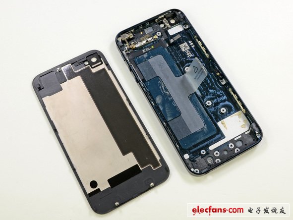 盡管在iphone5的機(jī)殼上還有一些元器件在，但是還是非常的輕