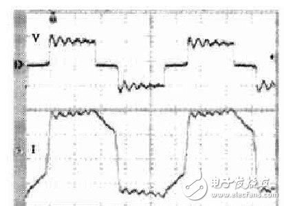 圖3 　使用普通功率母排時(shí)變壓器初級(jí)電壓、電流波形